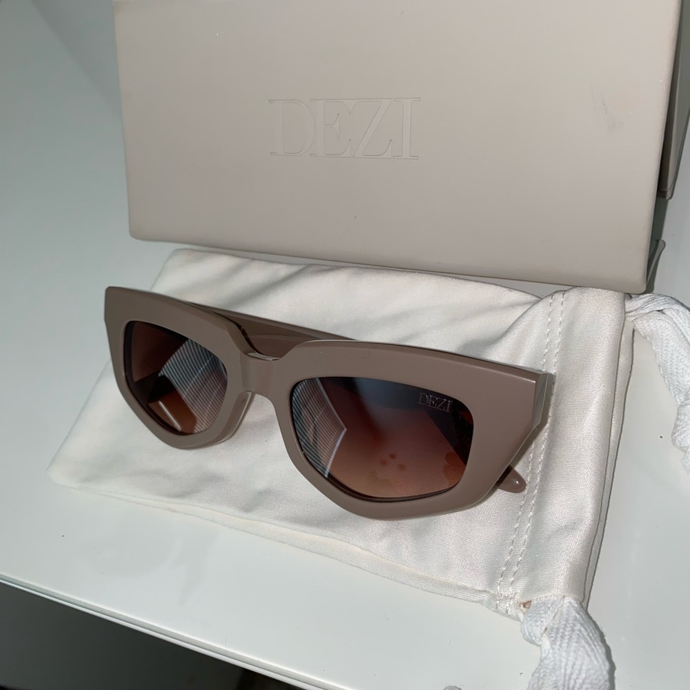 Worn 1x Dezi “On Read” sunglasses